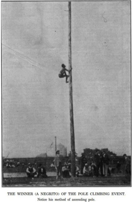 Победитель (пигмей) состязания по взбиранию на шест, 1904 год. | Фото: oztypewriter.blogspot.com.