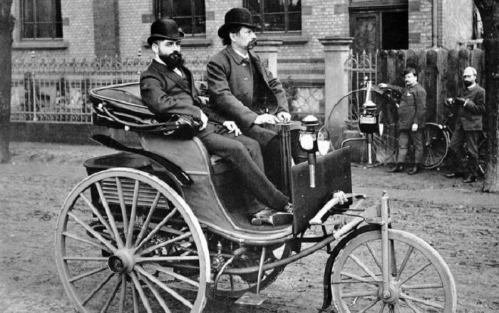 18 января 1886 года был выпущен первый автомобиль, изобретенный Карлом Бенцем.
