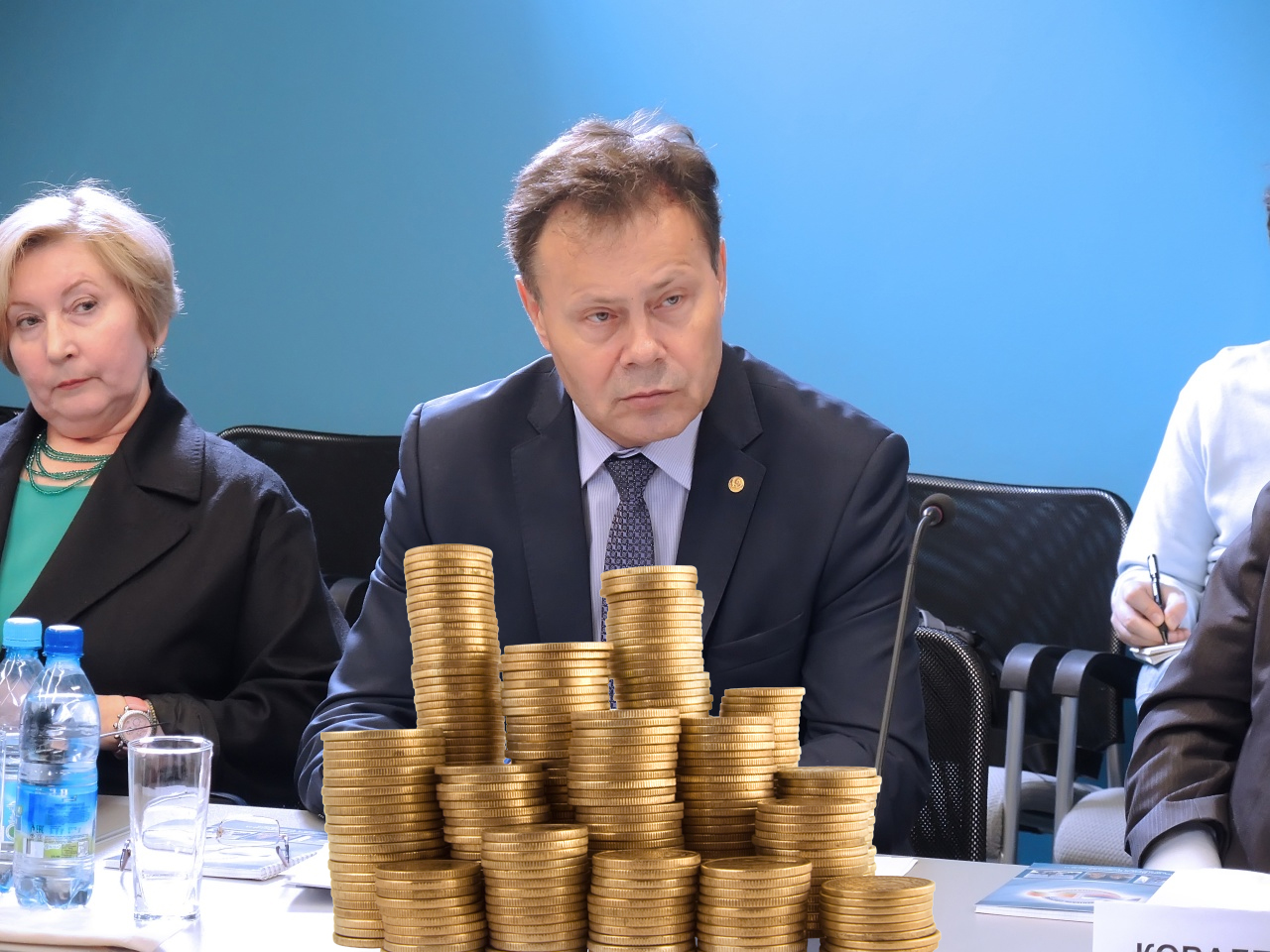 Коммунист-миллионер Арефьев – депутат-бездельник за ваши деньги Коммунист-миллионер Арефьев – депутат-бездельник за ваши деньги