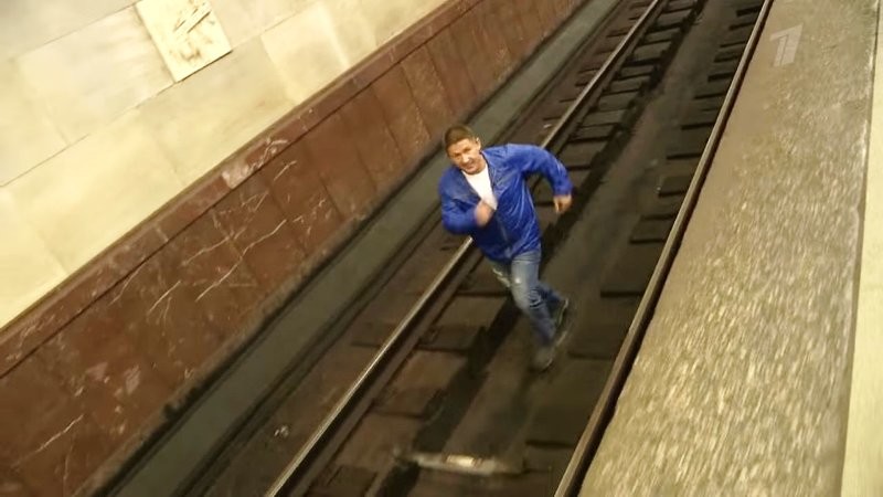 Скинул в метро. Человек упал на рельсы в метро.