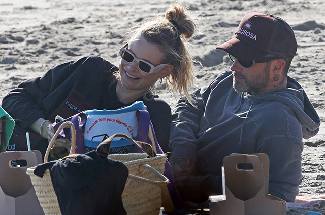 Off-duty: Адам Ливайн отдыхает на пляже с женой Бехати Принслу и детьми после скандала с изменами Звездные пары