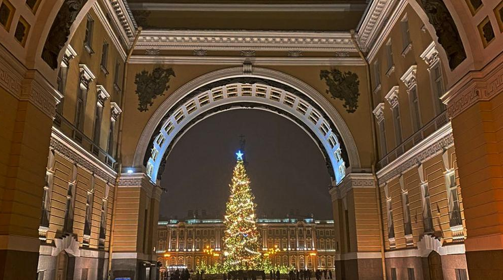 Санкт петербург главный сайт. ЗАКС СПБ украшение к новому году новости. Питер зимой НГ. Санкт-Петербург новый город. Новогодний дождь в СПБ фото.