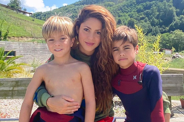 Шакира с мужем Жераром Пике и сыновьями отдохнула на яхте в Испании Звездные пары