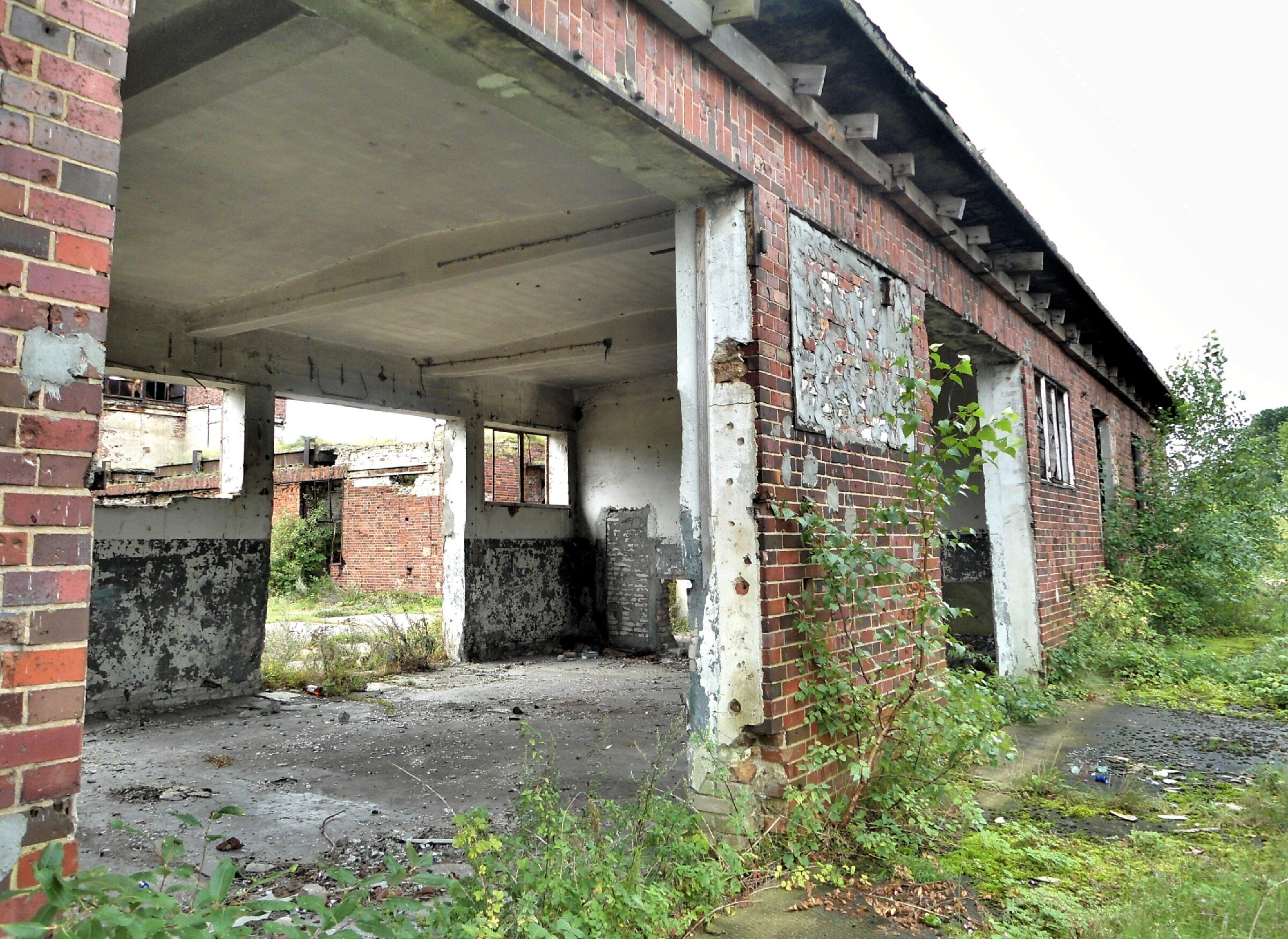 Заброшенный немецкий аэродром Люфтваффе Нойтиф. Начало. Заброшенный немецкий аэродром Люфтваффе Нойтиф. Начало.