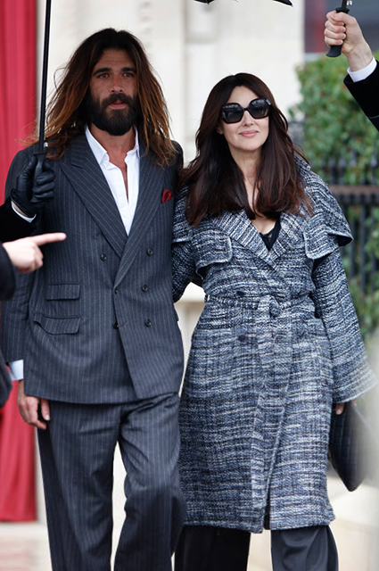 Моника Беллуччи и Николас Лефевр на свидании в Версале: новые фото пары Моника Беллуччи и Николас Лефевр на свидании в Версале: новые фото пары Звездные пары