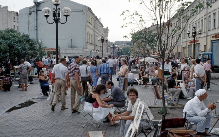 Уличные художники на Арбате. СССР, Москва, 1989 год. Уличные художники на Арбате. СССР, Москва, 1989 год.