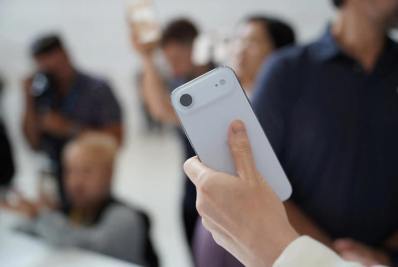 Так выглядит самый тонкий iPhone в истории. Живые фото iPhone 17 Air сразу после премьеры