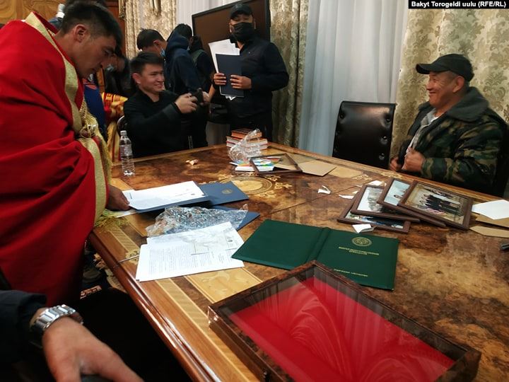 В Бишкеке захватили здание правительства Киргизии В Бишкеке захватили здание правительства Киргизии