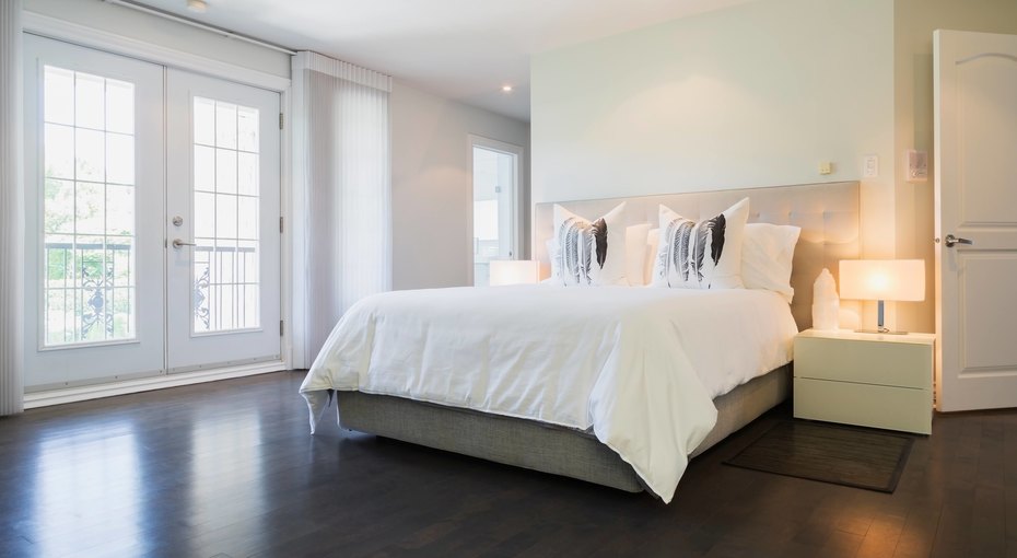 Чем заменить прикроватные тумбы? 10 неожиданных идей