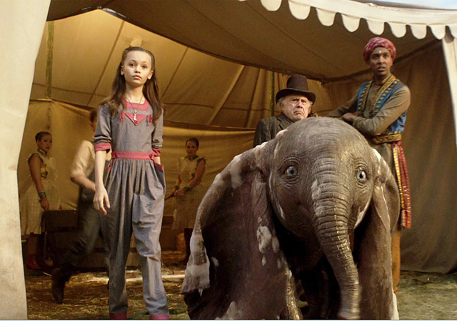 Анджелина Джоли с детьми на премьере фильма "Дамбо"