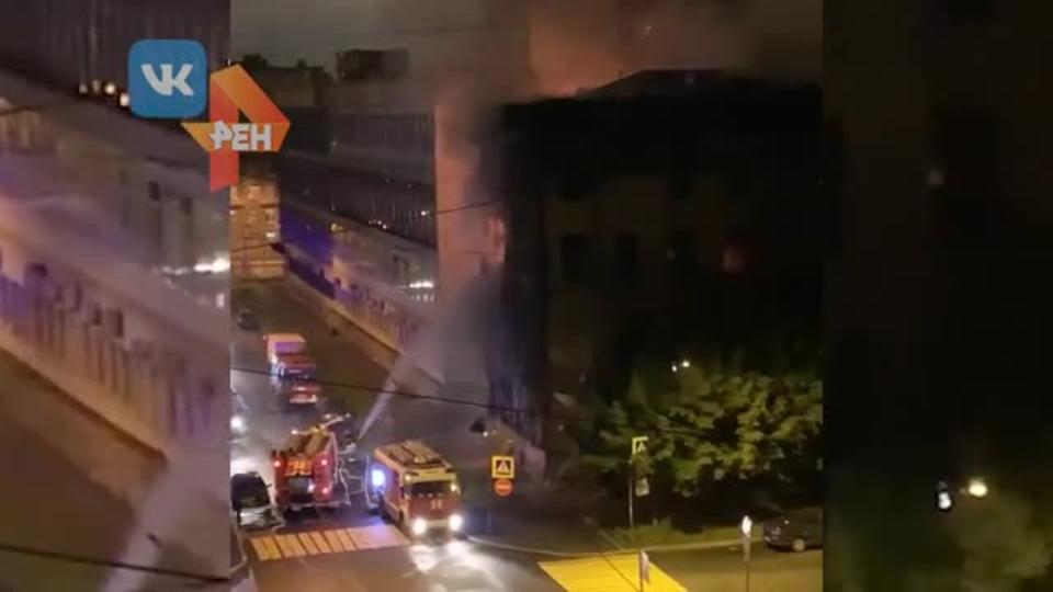 Историческое здание горит в центре Петербурга