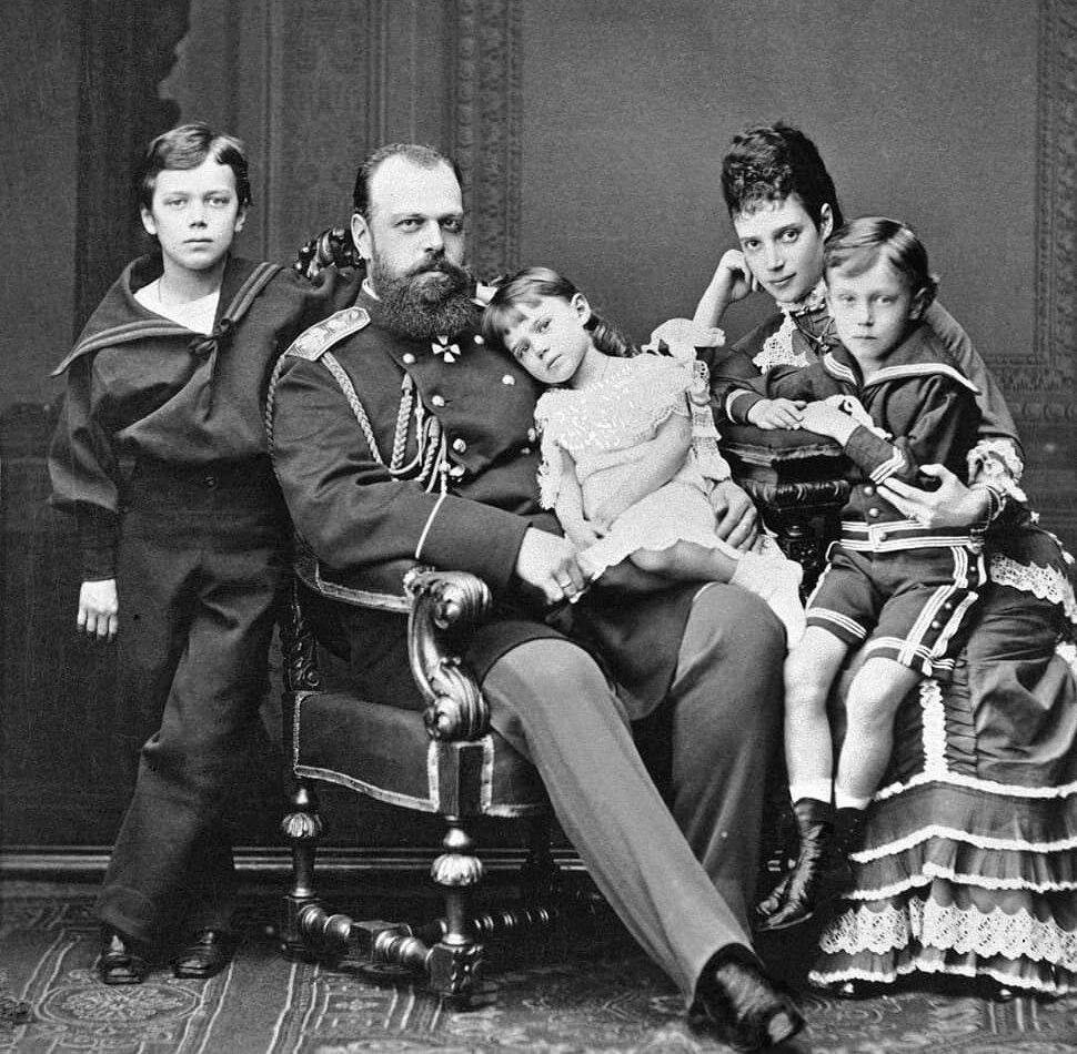 Александр III с семьёй