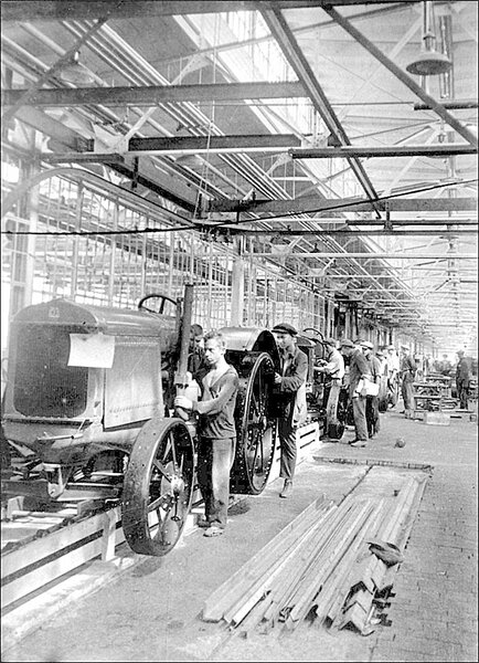 В цеху Сталинградского тракторного завода. 1930 год
