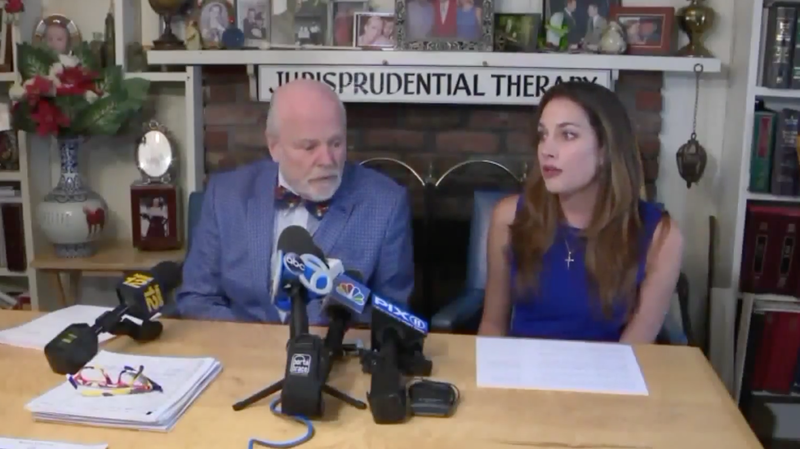 Учительницу лишили работы за откровенные фотографии, которые оказались у учеников 