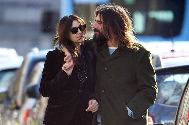 Моника Беллуччи и Николас Лефевр на свидании в Версале: новые фото пары Моника Беллуччи и Николас Лефевр на свидании в Версале: новые фото пары Звездные пары