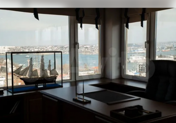 Панорамные окна с видом на бухту