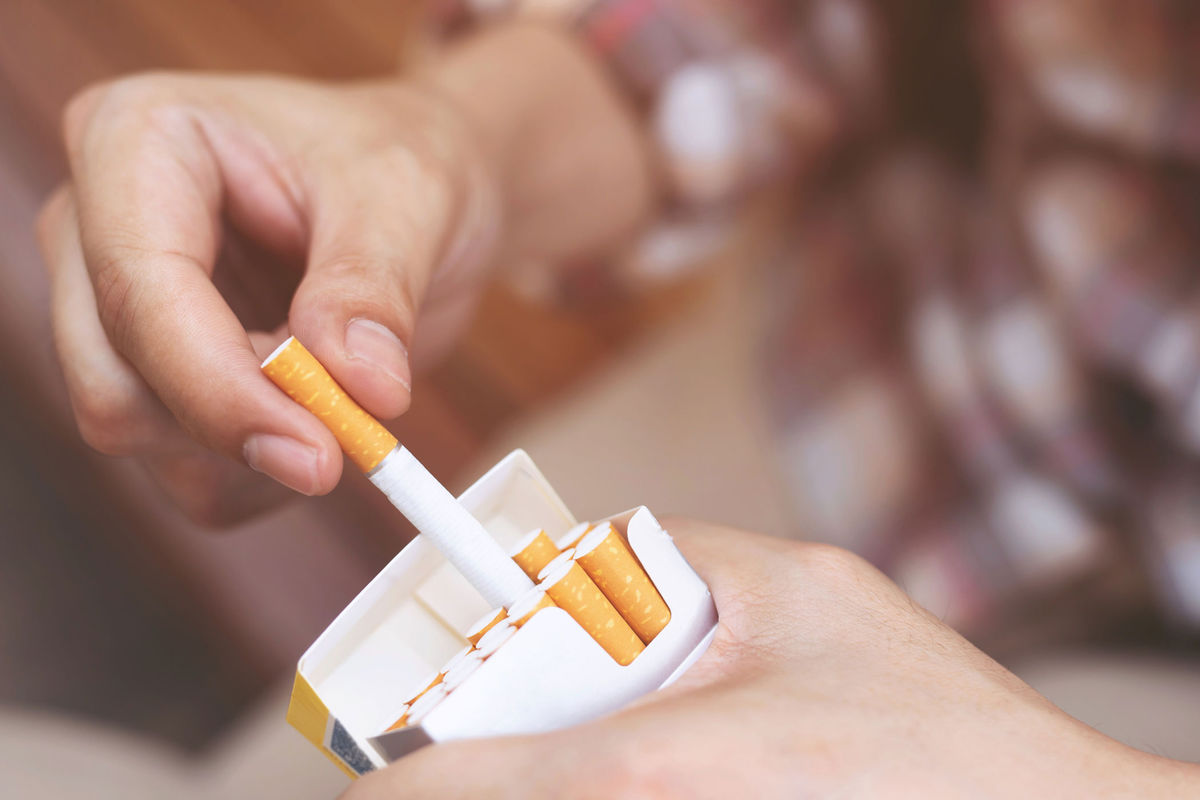 PLOS ONE: экстраверсия среди курильщиков встречается чаще, чем среди некурящих
