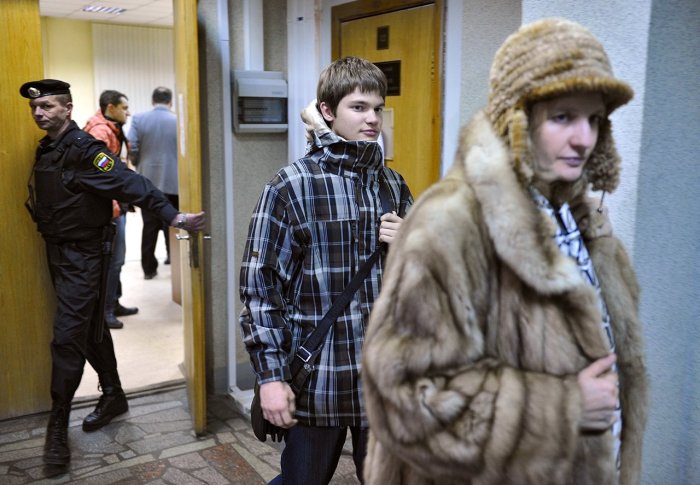 Иван Касперский и его мама Наталья Касперская перед заседанием суда над обвиняемыми в похищении, 25 декабря 2012 года. / Фото: www.gipoteza.net