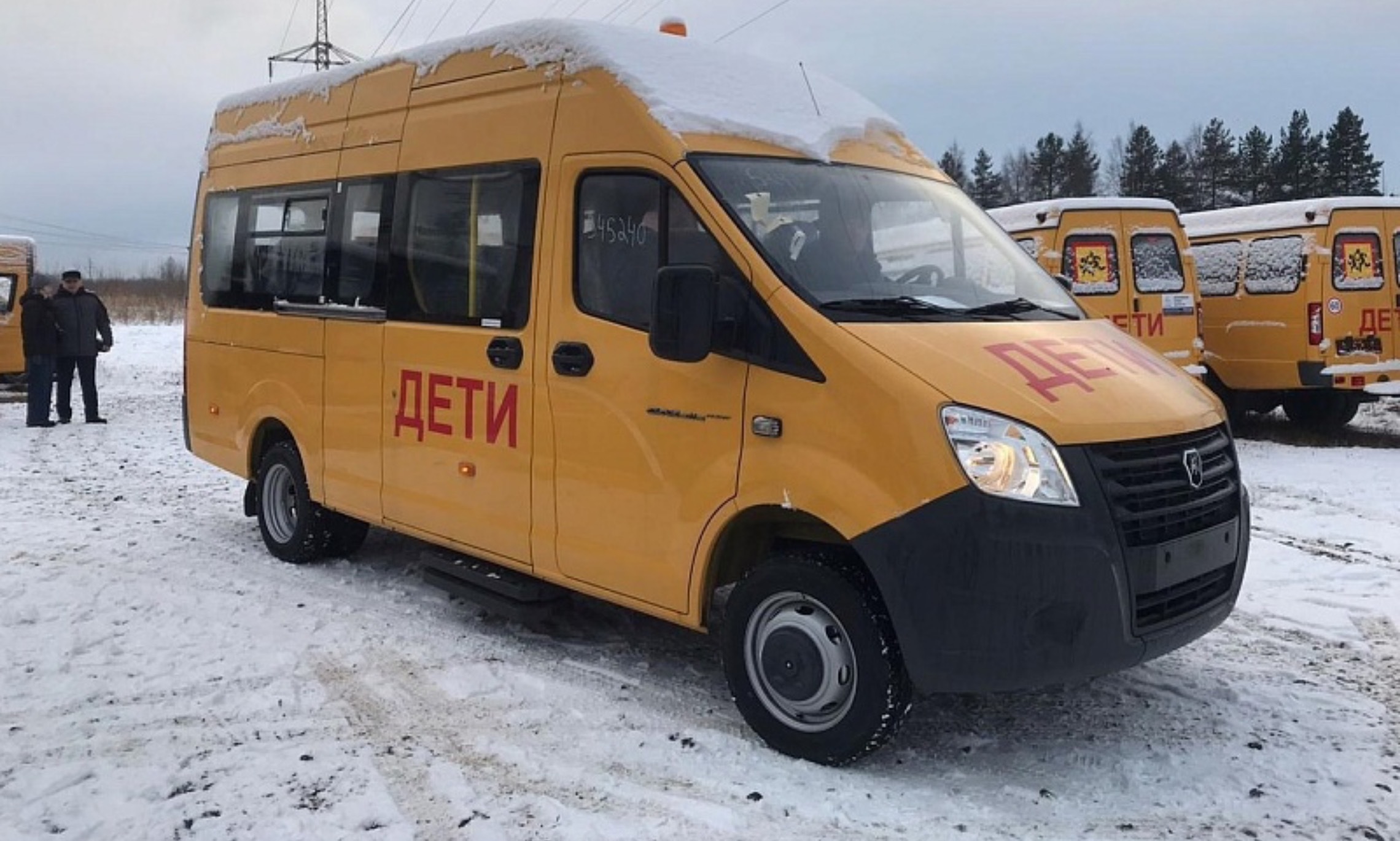 В школы Архангельской области передали 45 новых автобусов