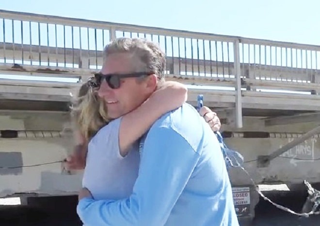 Женщина обнимает мужчину