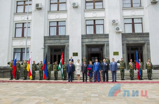 Луганская народная республика встречает иностранные делегации по случаю годовщины ЛНР