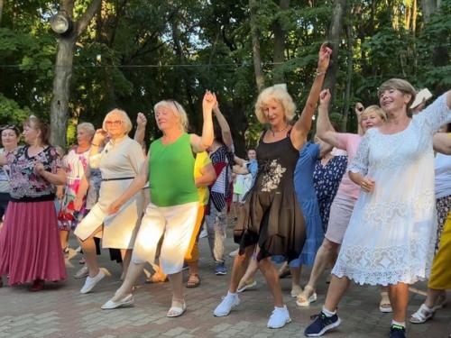 Вчера в парке усадьбы Асеевых открылась танцевальная площадка для людей старшего поколения.