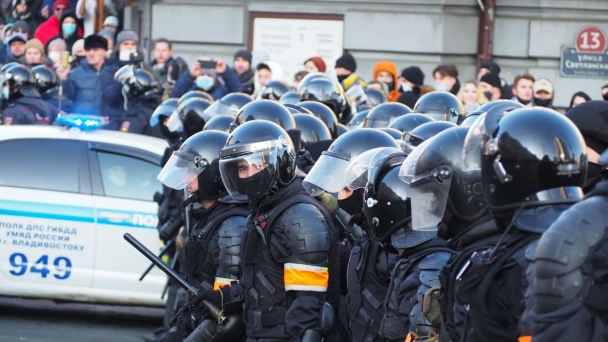 Более 60 фейков о незаконных митингах выявил комитет ГД