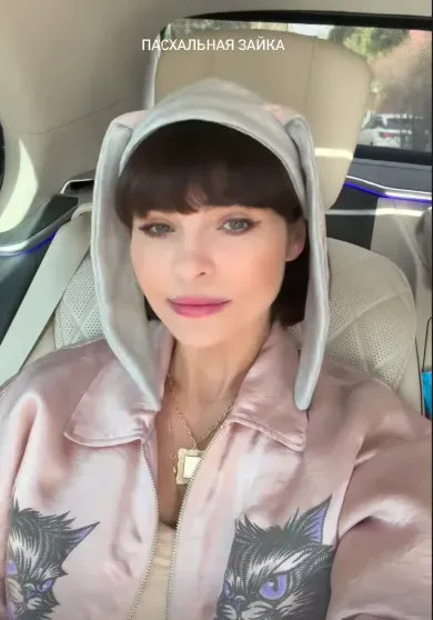 Виктория Шелягова (с куличом за 100 тысяч рублей), Юлия Барановская, Диана Манасир и Кристина Потупчик посетили пасхальный обед Дениса, Барановская, Дарина, Среди, СимачёваКулич, Шелягова, Виктория, Вчера, обедНакануне, обедПасхальный, СимачёваПасхальный, АлексееваКулич, Заболотный, АрхангельскаяИнга, БерманЕвгений, показали, ПотупчикНаталия, АлексееваКристина, ЖидковскийЮлия, МанасирАлексей