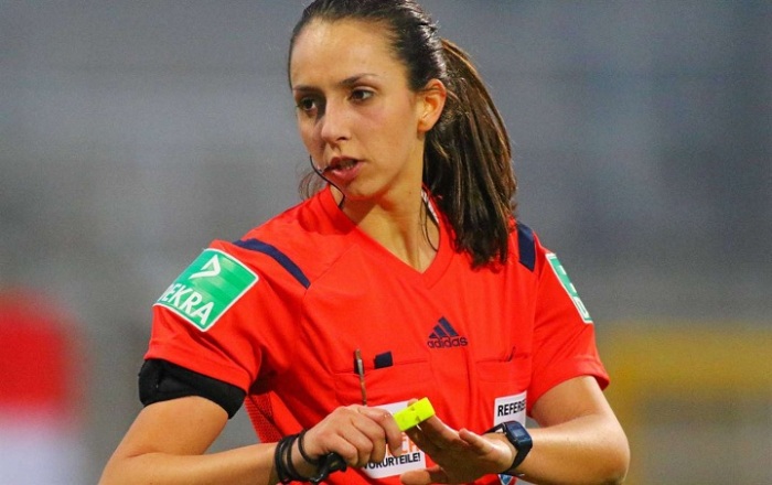Самые красивые женщины-судьи из мира футбола (13 фото)