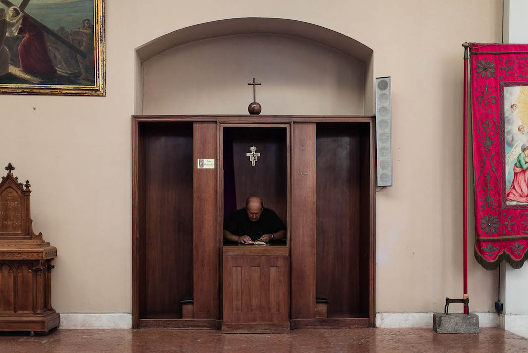 Исповедальни в итальянских церквях. Фотограф Марчелла Хакбардт