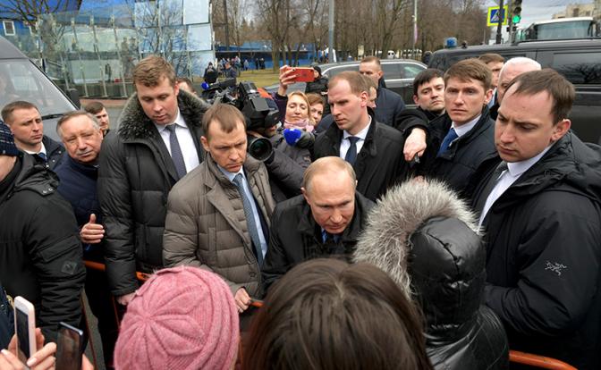 На фото: президент России Владимир Путин во время общения с жителями
