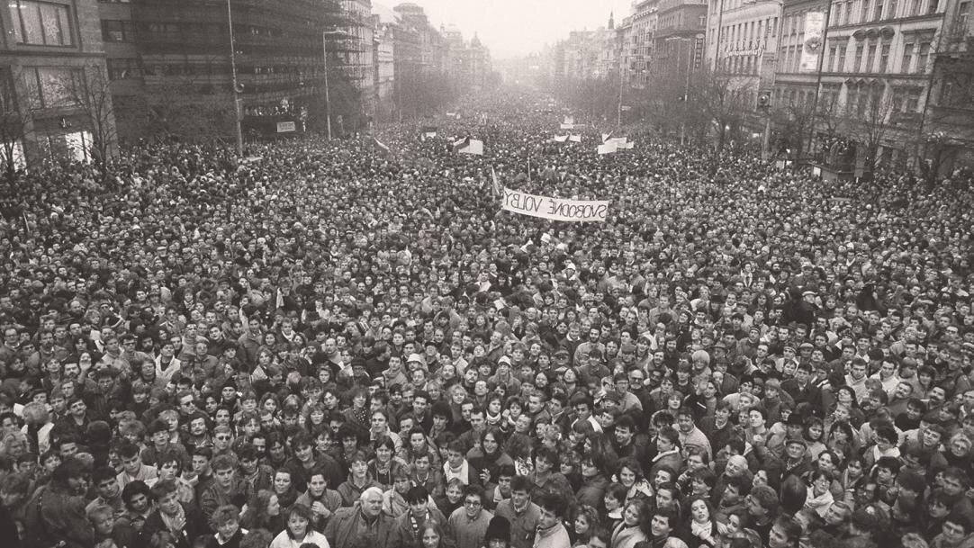 17 ноября 1989 года на улицы Праги вышли граждане. Около 15-ти тысяч человек шли от окраин к центру, сначала это были только студенты.-2