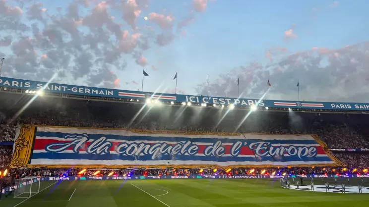 Земфира* и Рената Литвинова посетили футбольный матч и поболели за российского вратаря Матвея Сафонова Рената, Литвинова, Земфира, актриса, подруги, Ренаты, открыто, позицию, Париж, происходящего, озвучивала, против, выступила, публично, границей, Певица, тогда, военной, переехали, операции