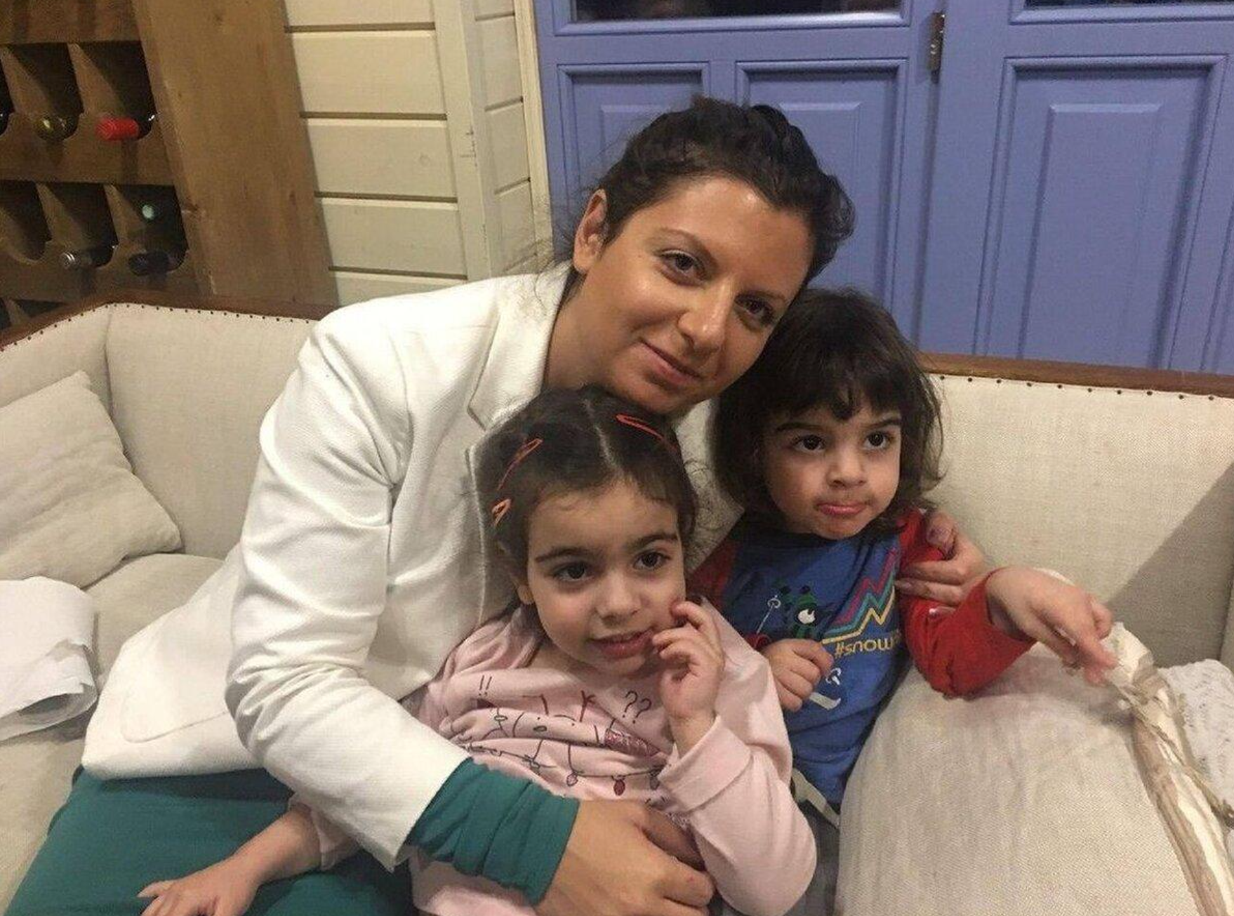 Хранит прах мужа в спальне и скрывает от детей свой диагноз: больная раком Маргарита Симоньян рассказала, как живет после смерти Тиграна Кеосаяна Симоньян, Маргарита, Кеосаян, поделилась, Однако, режиссера, также, жизни, журналистка, эфире, Тигран, «Секрет, миллион», рассказала, когда, словам, врачи, Кеосаяна, смерти, Тиграна