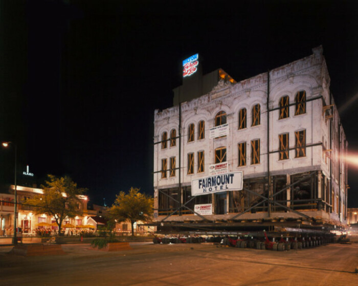 Отель Fairmount 1906 г постройки был перемещен на новое место в 1985 г. (Сан-Антонио США). | Фото: interestingengineering.com.