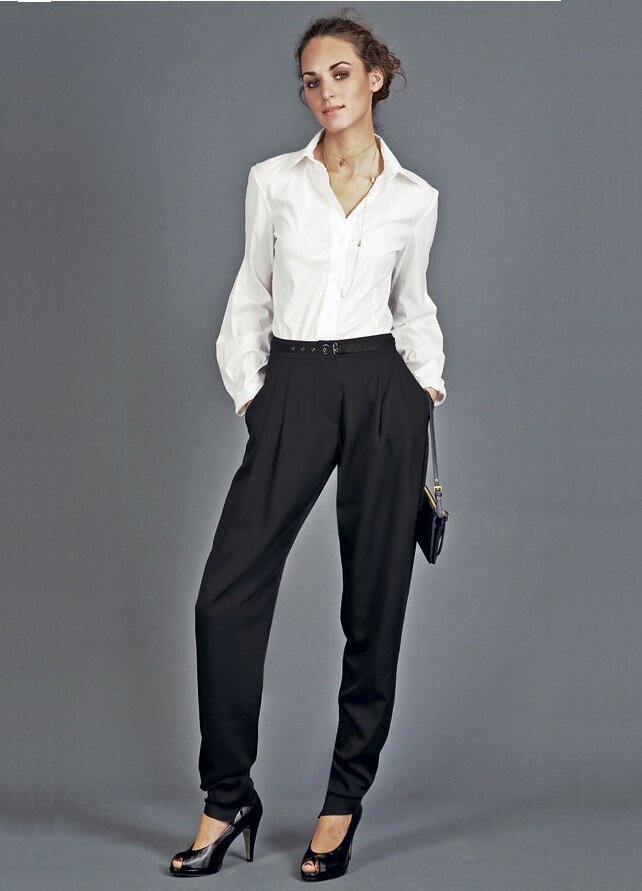 Черные брюки и блузка. Брюки женские классические. Блузка с классическими брюками. Брюки с рубашкой женские. Белая рубашка и брюки женские.