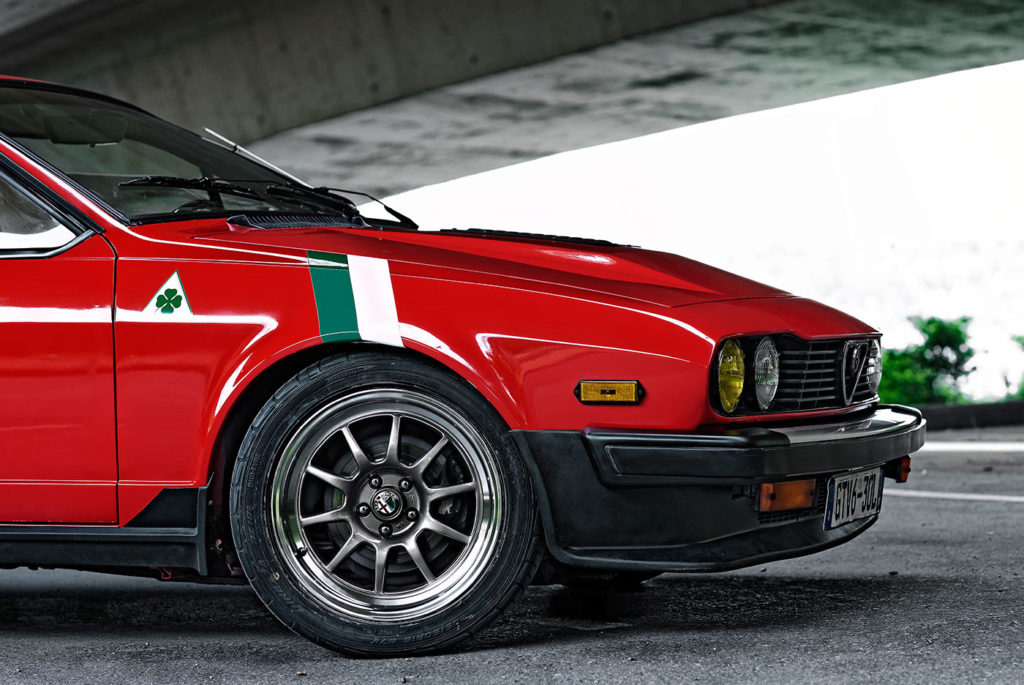 Молодожены вдвоём восстановили Alfa Romeo GTV6 