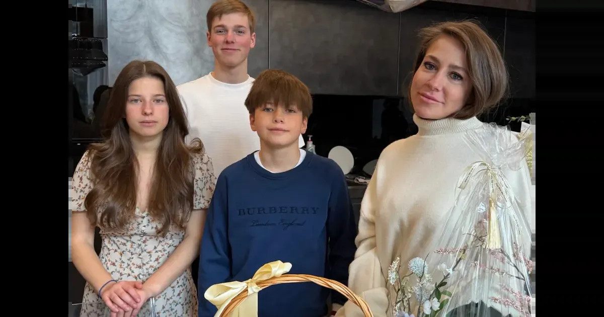 Виктория Шелягова , Юлия Барановская, Диана Манасир и Кристина Потупчик посетили пасхальный обед