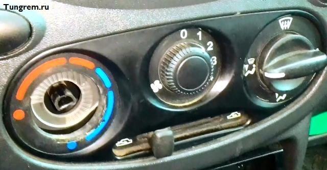 Снятие центральной накладки панели приборов Lada Kalina