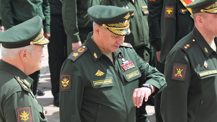 КАК СМЕНИЛИ НЕПОПУЛЯРНОГО МИНИСТРА: ШОЙГУ ЗНАЛ ПРАВИЛЬНЫЙ ОТВЕТ