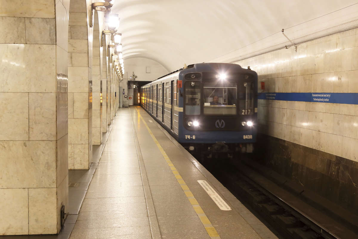 В метро Петербурга снизили тарифы для сотовых операторов после предписания ФАС