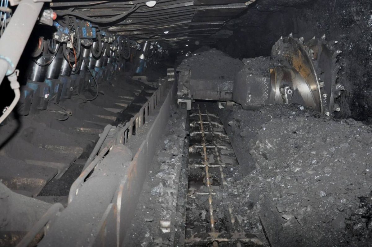Двое горняков оказались под завалами на шахте в Североуральске