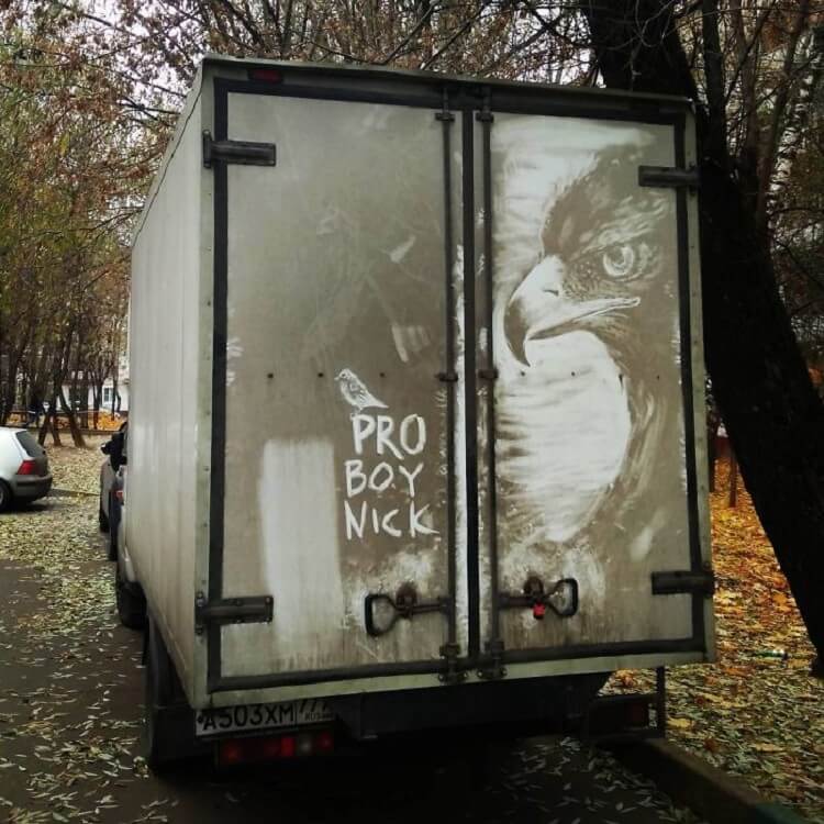 Парень превращает грязные автомобили в шедевры уличного искусства Парень превращает грязные автомобили в шедевры уличного искусства