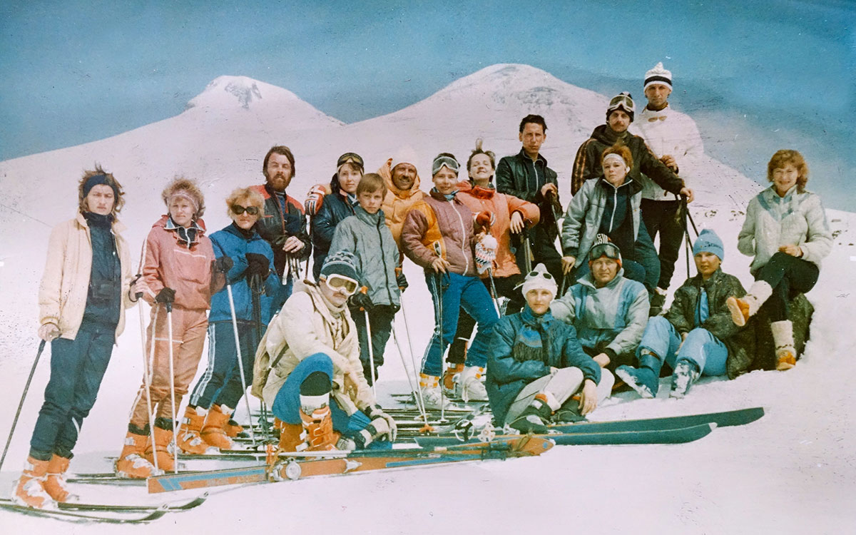 Отделение горнолыжников на склоне. Автор статьи Георгий Дубенецкий в центре группы в оранжевом пуховике. Вторая половина 1980-х