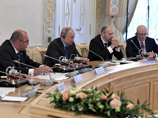 Путин вспылил на Петербургском форуме Путин вспылил на Петербургском форуме