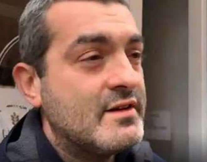 Мужчина говорит