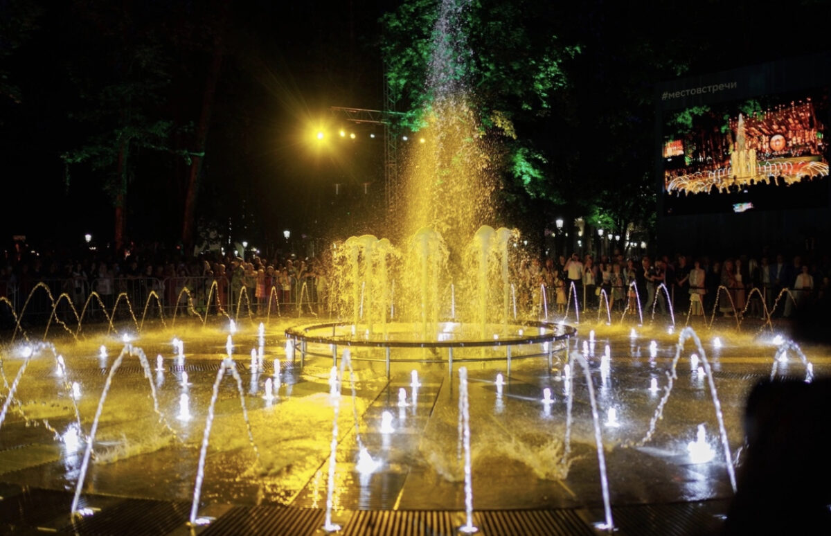 В новом фонтане в саду Блонье в Смоленске опасно купаться из-за напряжения 380 вольт