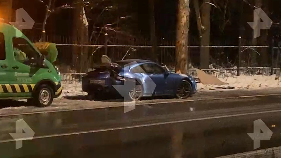 Семья на Porsche протаранила дерево в Москве и попала в больницу