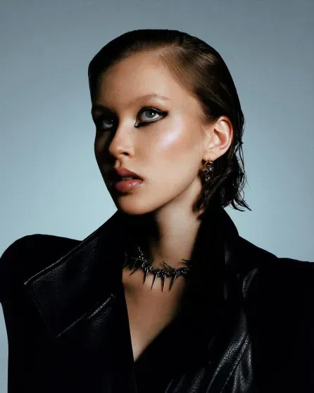 Корсет и шипы: 16-летняя Анна Пересильд снялась в образе готической принцессы Алексей Учитель,Анна Пересильд,иван дмитриенко,Юлия Пересильд