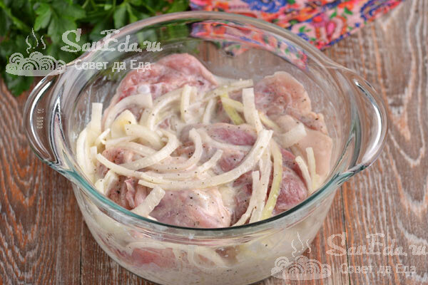 Это один из моих любимых способом приготовления курицы в духовке. Минимум продуктов, а результат просто замечательный. Курица получается невероятно нежная, просто тает во рту.-5